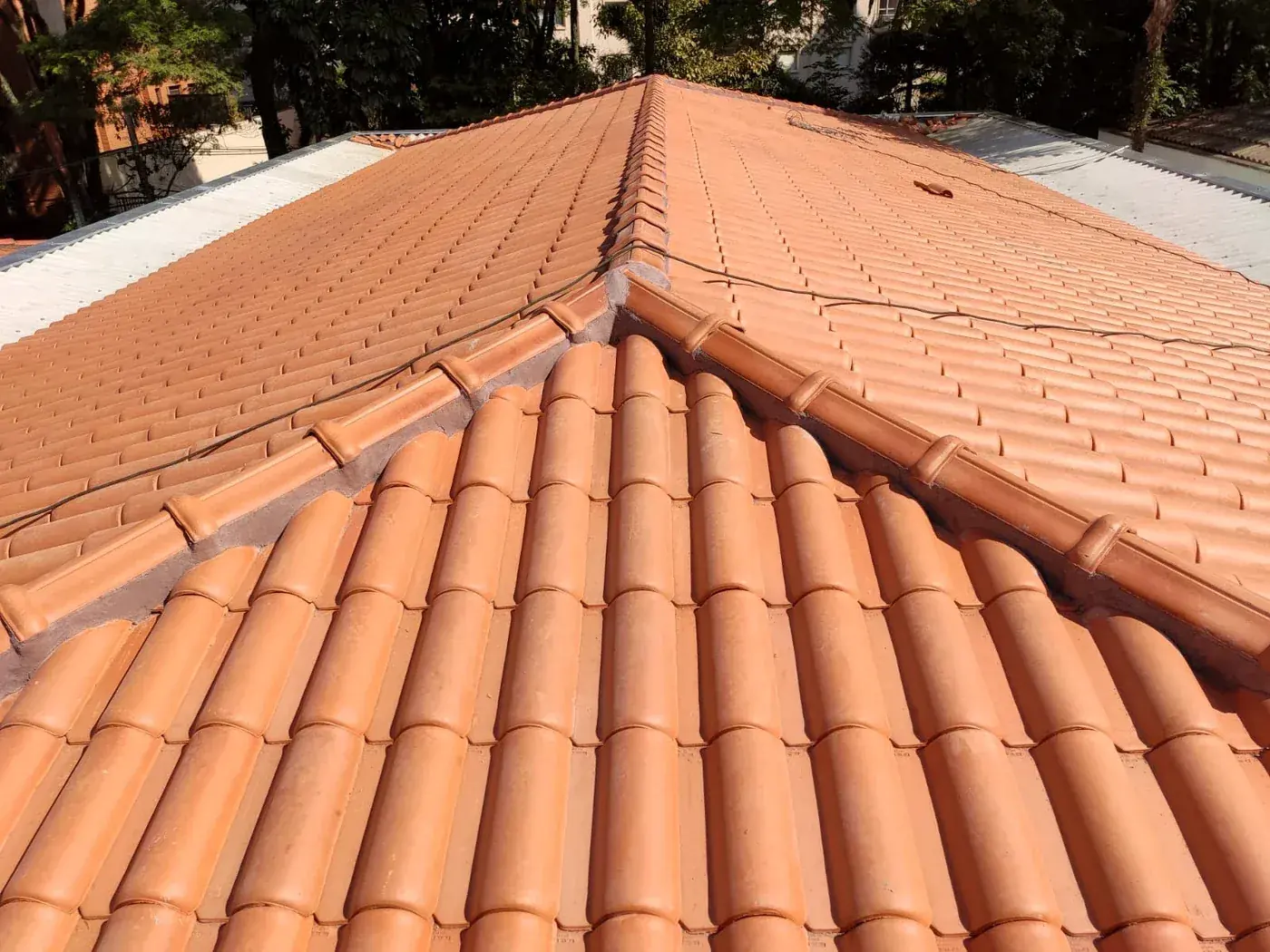 Telhado com telha cerâmica portuguesa instalado pela Elite Telhados