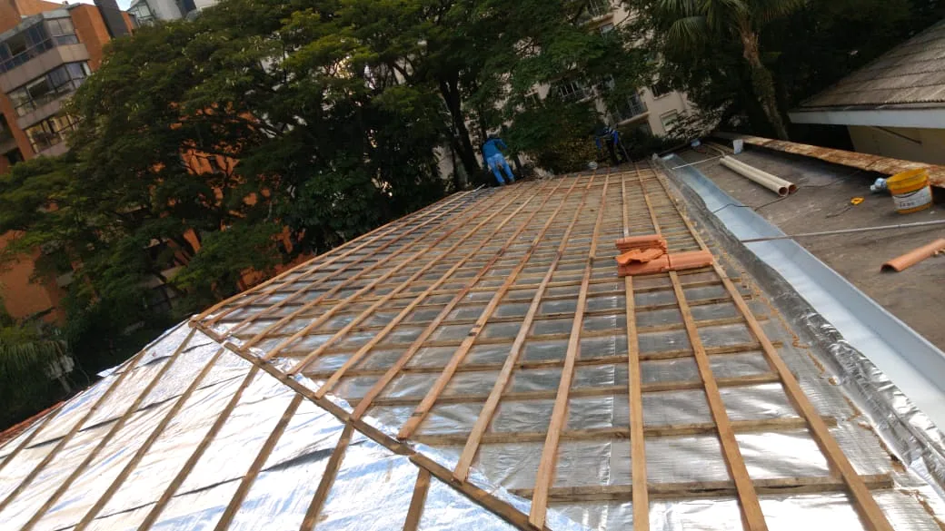 Ripamento sobre subcobertura térmica em telhado residencial