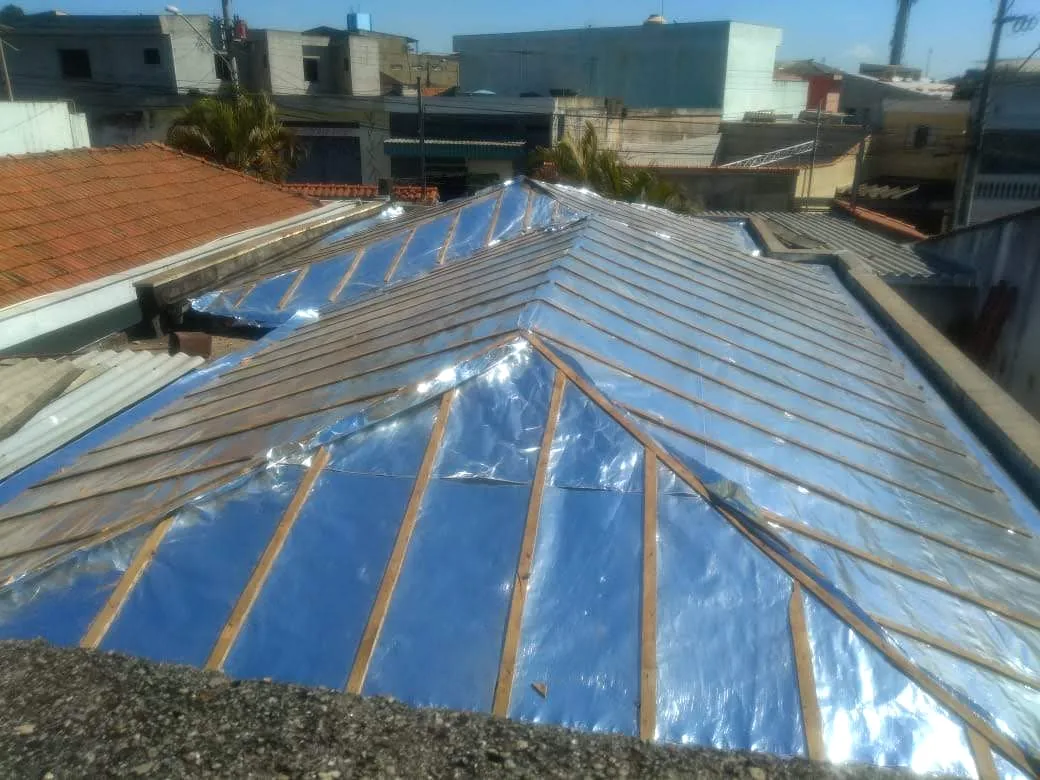 Telhado com subcobertura aluminizada dupla face instalada