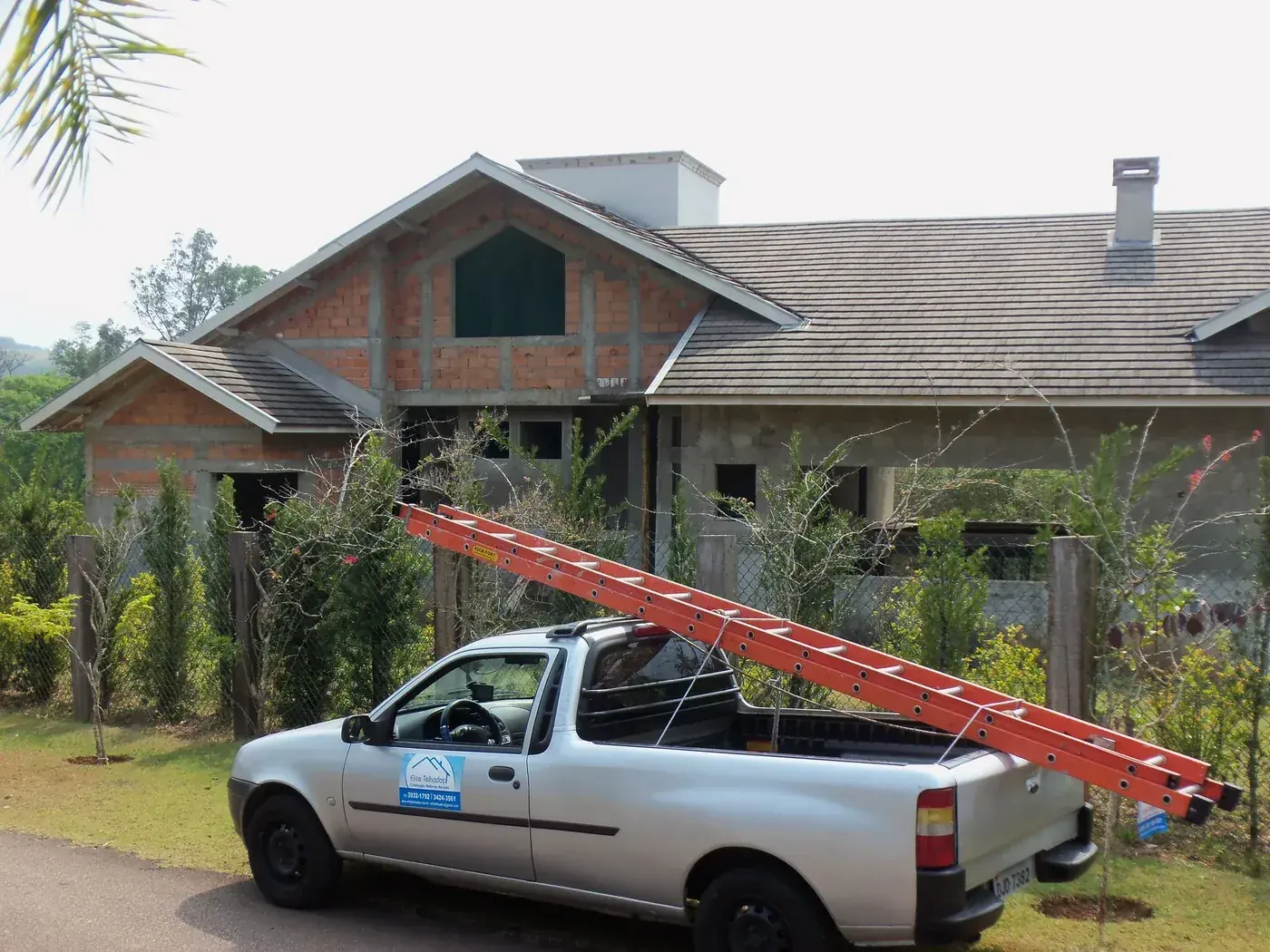 Elite Telhados — Acabamento do telhado em obra finalizada pela equipe.